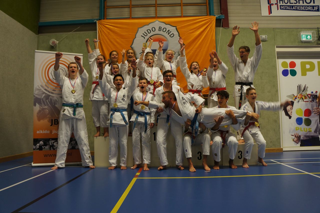 Medailleregen voor Budoschool Takken/Shi-Sen-Do op internationale Open Oost Nederlandse Kampioenschappen