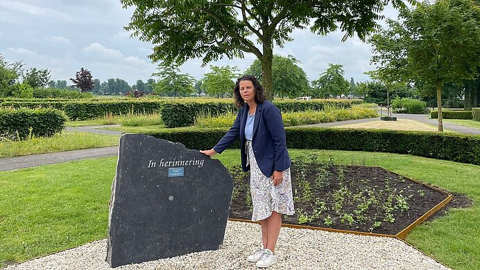 Wethouder Andrea van Langen bekijkt het nieuwe uitstrooiveld begraafplaats Opperdoes