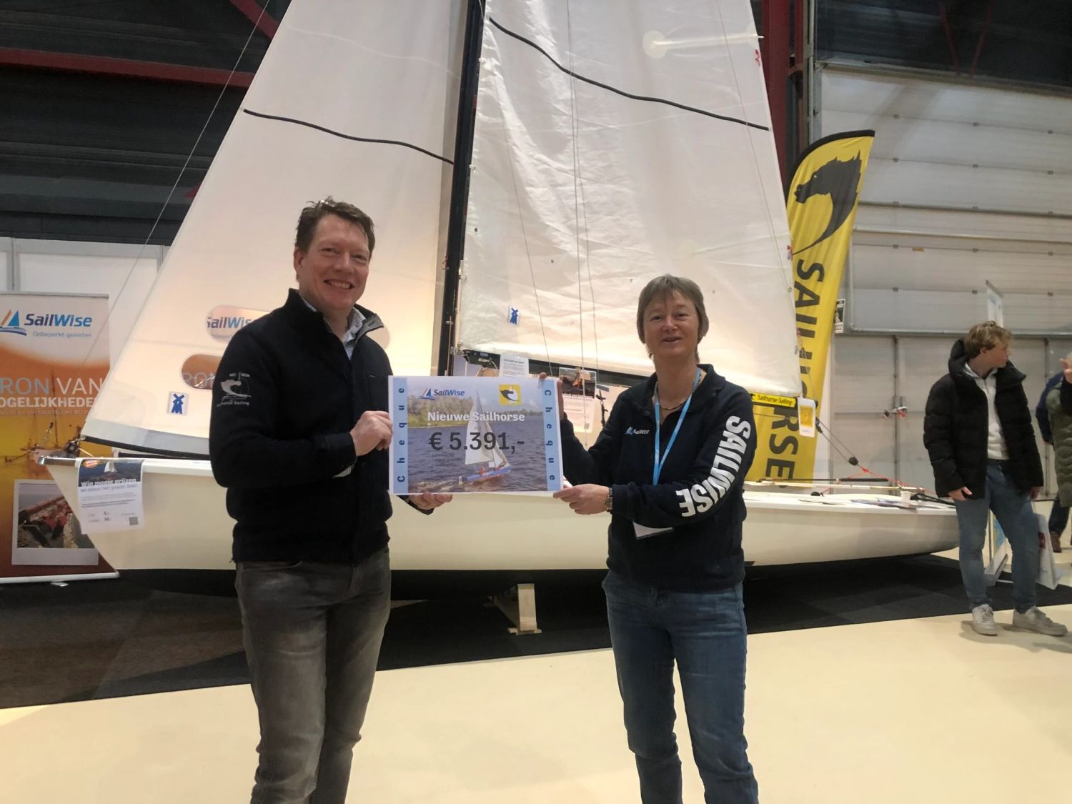 Sailhorse Sailing Club overhandigd een cheque met € 5391,- aan SailWise