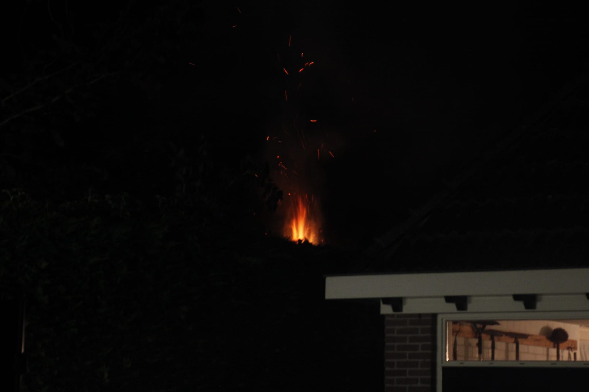 Brandweer redt woning bij felle buitenbrand in Opmeer
