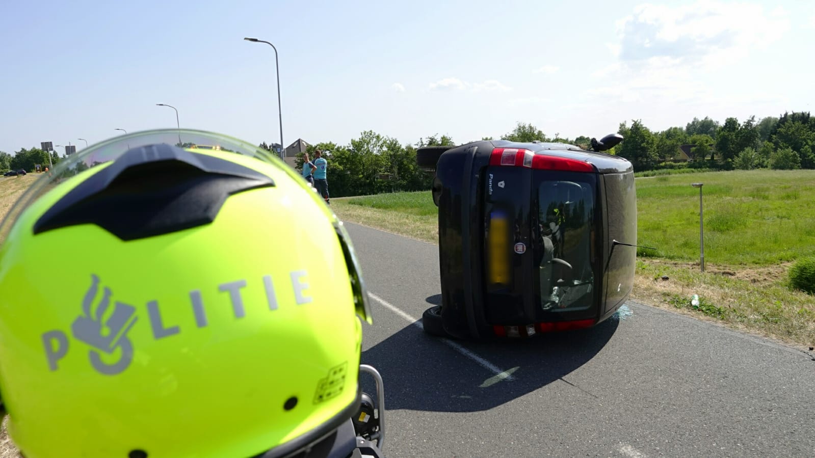 Ongeval Oosterdijk Medemblik, auto op zijn kant, bestuurster gelukkig niet gewond