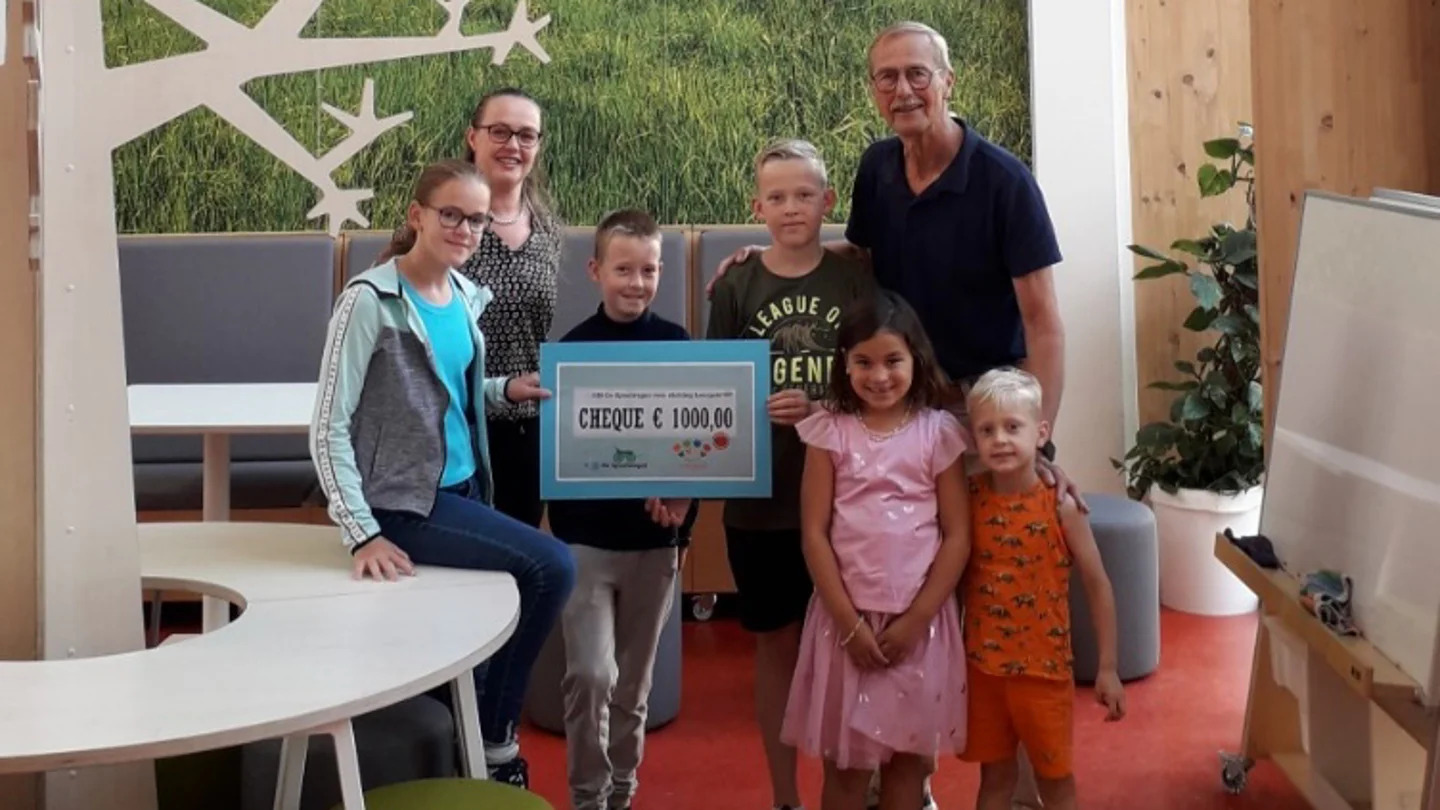 Leerlingen van De Speelwagen in Wognum halen 1000 euro op voor Leergeld West-Friesland