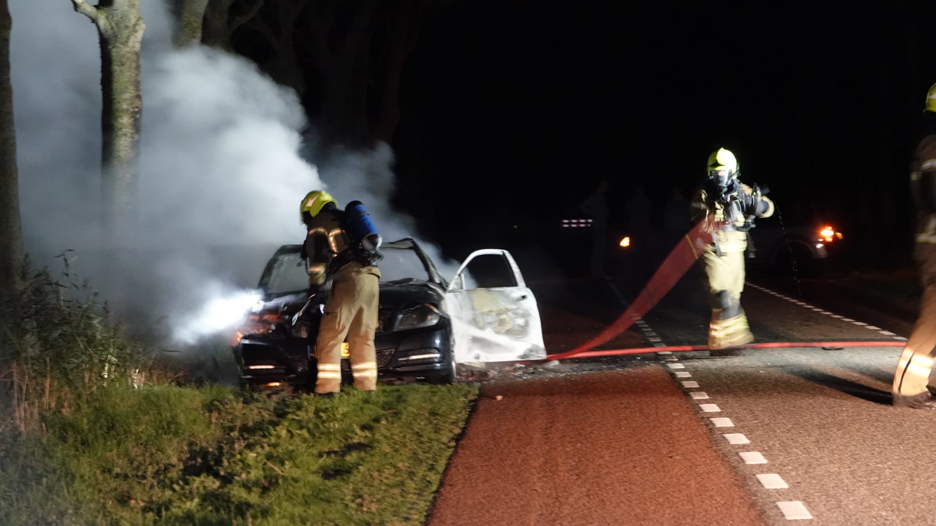 4 Mannen met bivakmutsen in Mercedes die even later in de brand staat